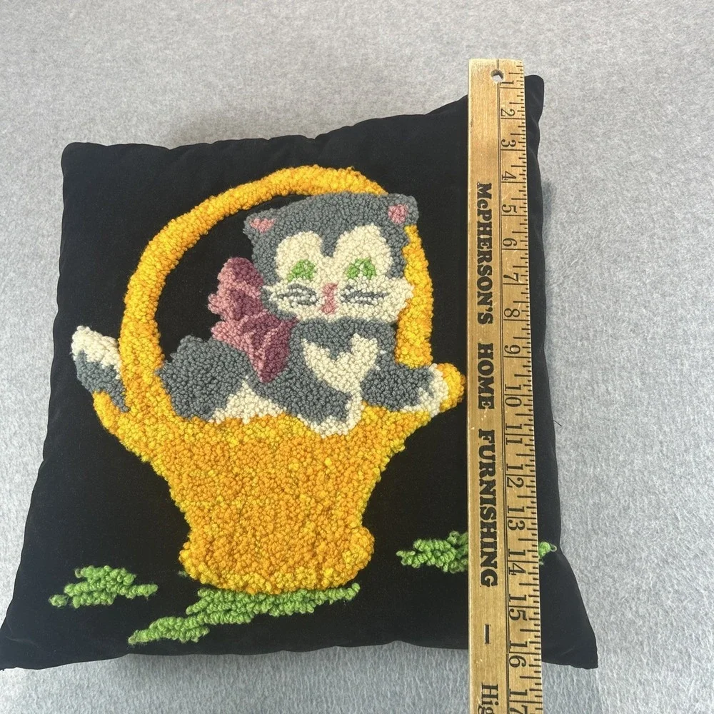Vintage Cat Pillow Black Velvet Cushion Handmade Latch Hook 16 in Square